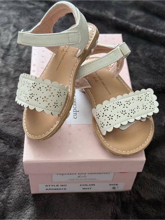 cupcakes & cashmere Other - cupcakes & cashmere Kids Cream Scalloped Laser-Cut Sandals